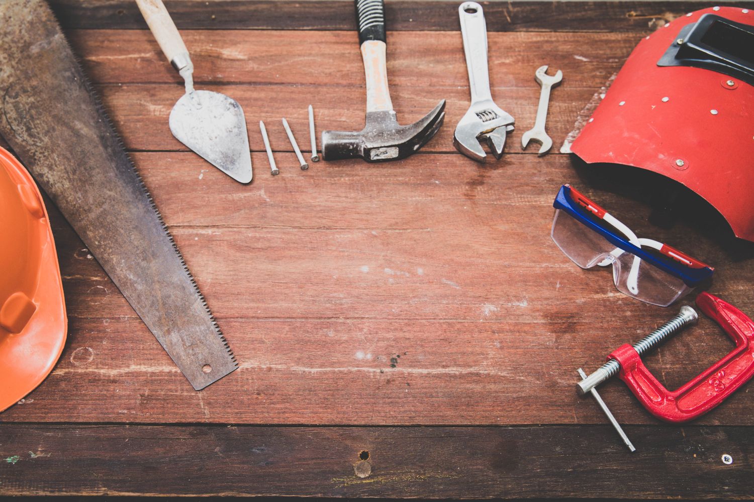 Attrezzi da lavoro su un tavolo di legno