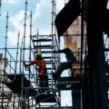 Operai su un ponteggio in un cantiere urbano